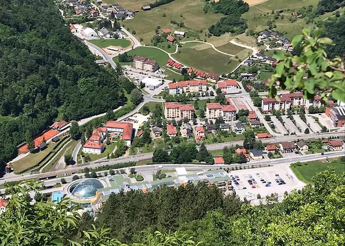 Seasons מלון דירות 3*